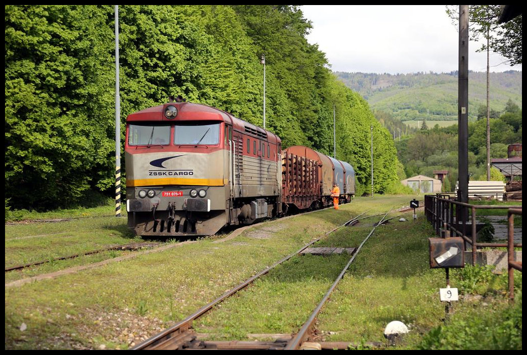 Am 12.5.2019 wird im Endbahnhof Dobsina der Güterzug nach Plesivec abgefertigt. Zuglok ist die Bardotka der ZSSR Cargo 751076-1.