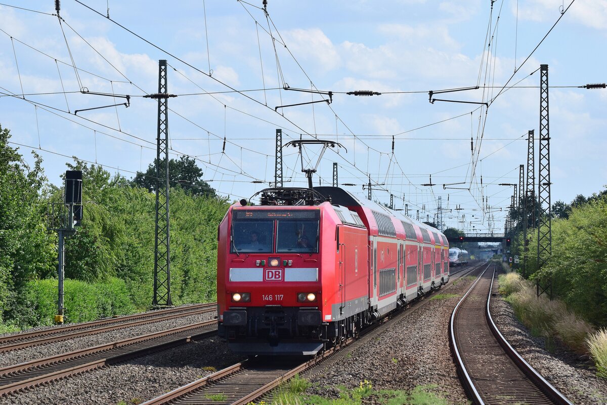 Am 12.6 konnte ich den RE2 in Richtung Duisburg endlich Lok vorraus in Duisburg Rahm aufnehmen. Normalerweile stehen die Loks in Richtung Düsseldorf.

Duisburg Rahm 12.06.2022