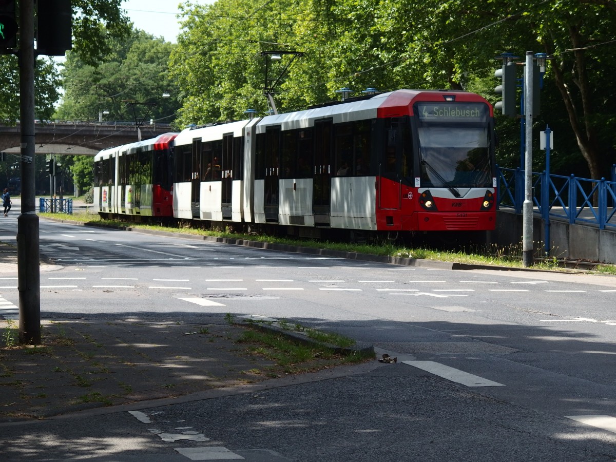 Am 12.6.13 ist TW 5131 mit einem weiteren baugleichen Fahrzeug unterwegs als Linie 4 Richtung Bocklemünd. Aufgenommen an der Haltestelle  Grünstr. 