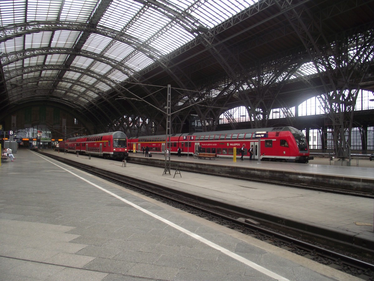 Am 12.7.2013 trafen sich in der Halle des Leipziger Hauptbahnhofs eine S-Bahn der Linie S10 und die RB125 nach Weißenfels. Erstere ist heute Geschichte und fährt als S3 mit den Silberhamstern durch den Tunnel,letztere Linie wird noch bis 2015 von den  Ladys  und den alten,modernisierten ex DR-Dostos gefahren. Danach wird wohl keine 143er mehr die Sachsenmetropole im Plandienst erreichen.