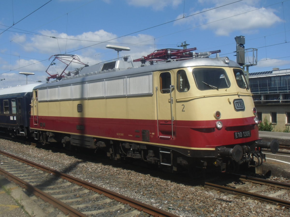 Am 12.7.2017 konnte ich die E10 1309 mit einem Sonderzug der Ulmer Eisenbahnfreunde ( Historischer Dampfschnellzug ) in Schorndorf Fotografieren bei seiner fahrt von Stuttgart nach Wien 