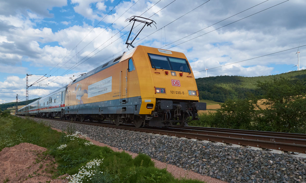 Am 12.7.2020 fuhr IC1956 auf dem Weg von Leipzig nach Karlsruhe, mit 101 030 an der Spitze bei Haunetal-Neukirchen durch die Vorderrhön. In wenigen Minuten wird Fulda erreicht.
