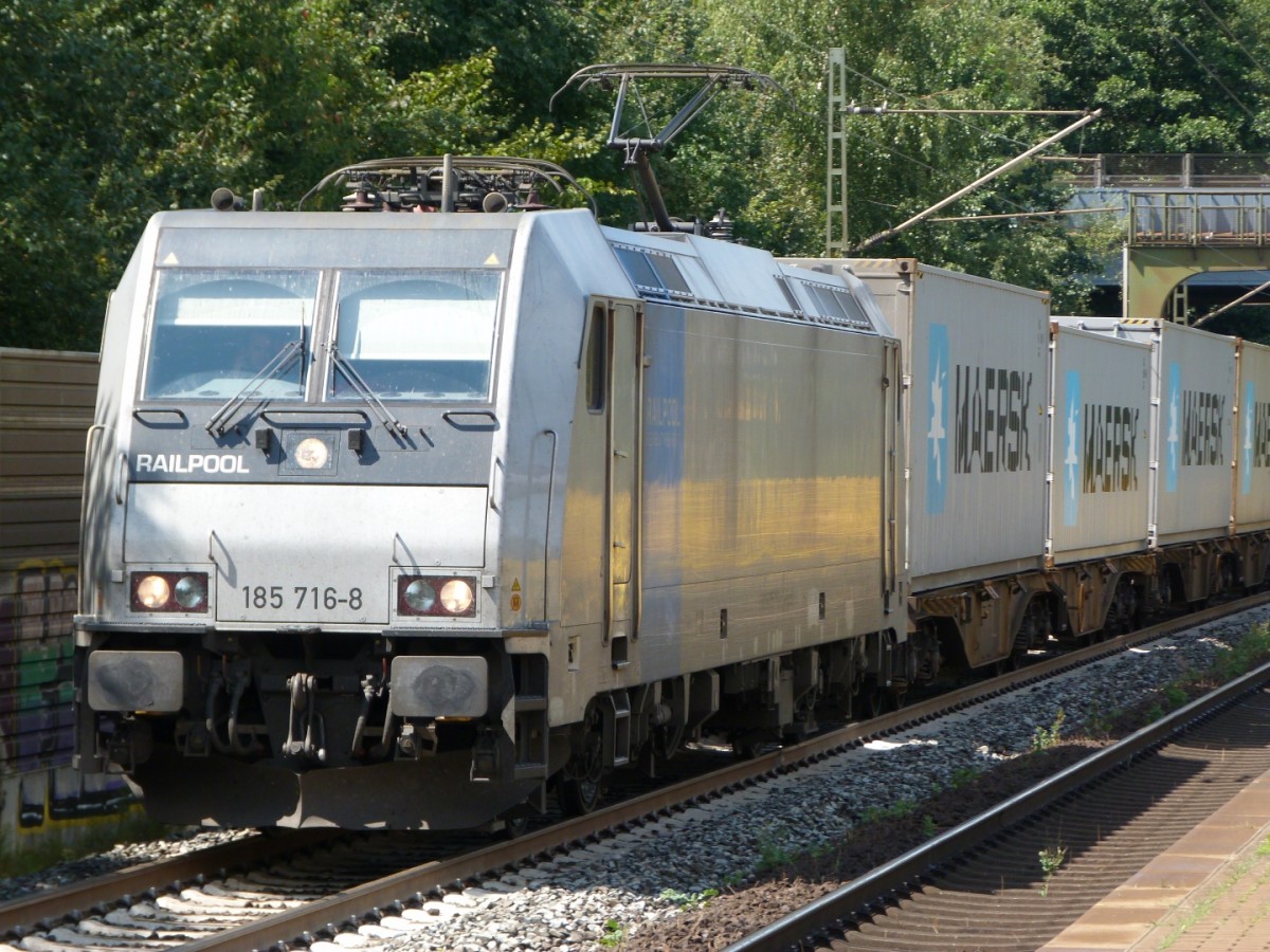 Am 12.8.14 durchfährt 185 716 mit einem Containerzug den Bahnhof Dedensen (Gümmer) in Richtung Seelze. 