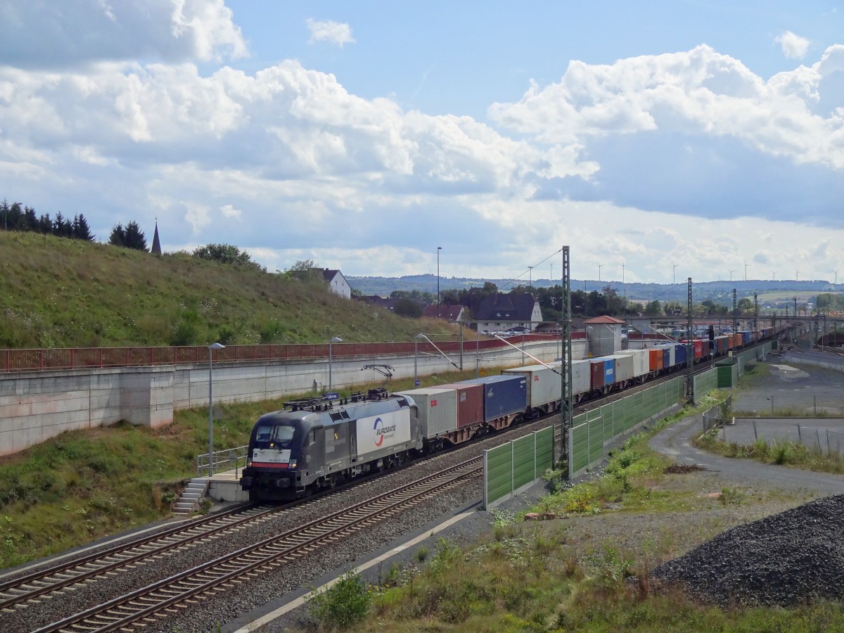 Am 12.8.14 schoss der Eurogate ES64U2-071 mit einem Containerzug durch den Bahnhof Neuhof im Kreis Fulda. 