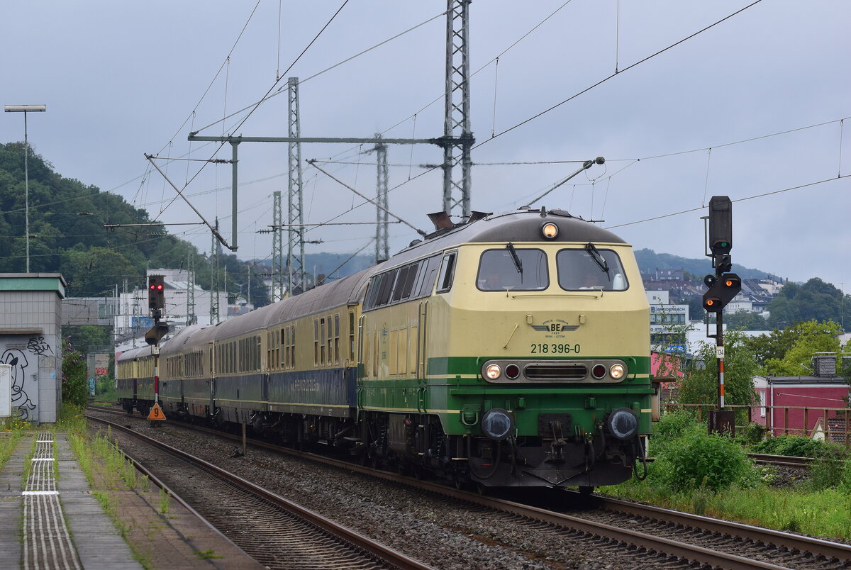 Am 12.8.23 zog 218 496 der Brohltalbahn einen Rheingold Sonderzug durch Wuppertal Unterbarmen nach Höxter zur Landesgartenschau. 

Wuppertal 12.08.2023