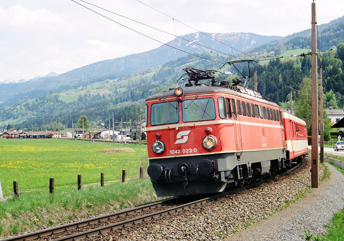Am 13. und 14. Mai 2005 fand im Ennstal die  Bahnklassik Ennstal  statt. Die Aufnahme entstand am 14.05. zwischen Schladming und Lietzen. Die ÖBB-Lok 1042 023 vor einem aus Schlierenwagen gebildeten Zug.