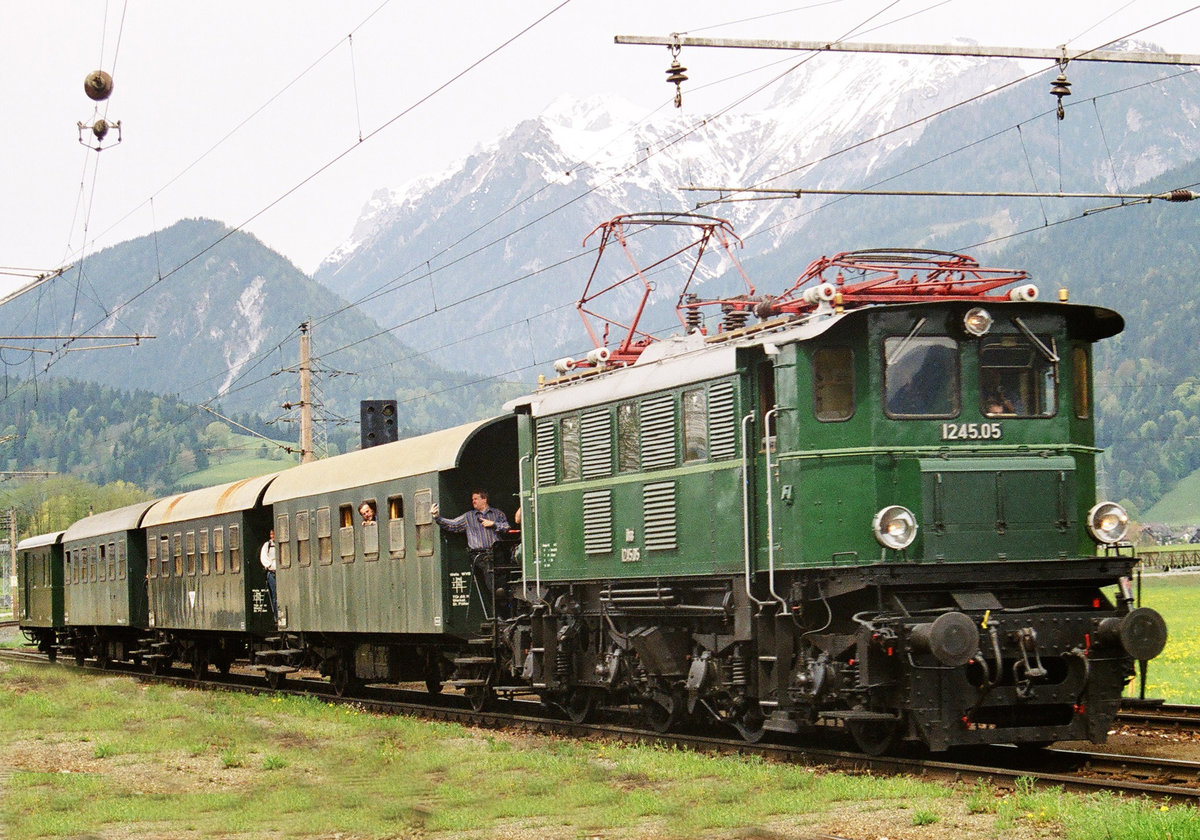 Am 13. und 14. Mai 2005 fand im Ennstal die Veranstaltung  Bahnklassik Ennstal  statt. Die Aufnahme entstand am 14.05. zwischen Schladming und Lietzen. Hier verlässt ein Sonderzug mit der ÖBB-Lok 1245.05 den Bahnhof Haus.