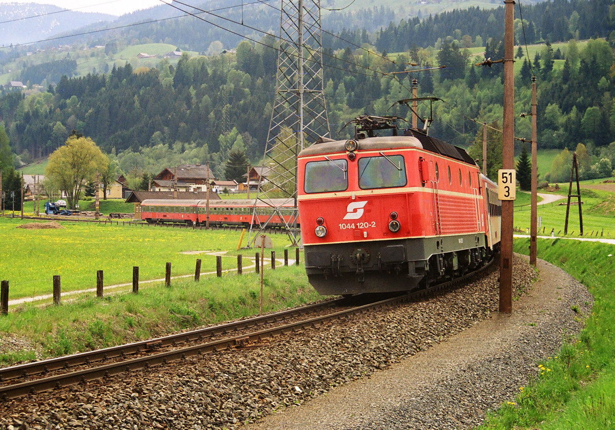 Am 13. und 14. Mai 2005 fand im Ennstal die Veranstaltung  Bahnklassik Ennstal  statt. Die Aufnahme entstand am 14.05. zwischen Schladming und Lietzen. Hier ein plamäßiger Personenzug mit der ÖBB-Lok 1044 120. 