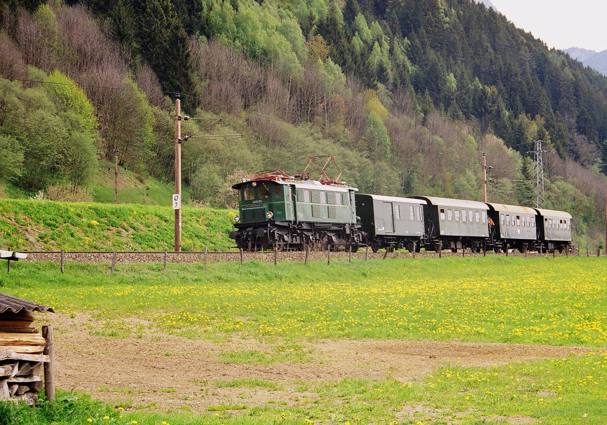 Am 13. und 14. Mai 2005 fand im Ennstal die Veranstaltung  Bahnklassik Ennstal  statt. Die Aufnahme entstand am 14.05. zwischen Schladming und Lietzen. Hier ein Sonderzug mit der ÖBB-Lok 1245.05.