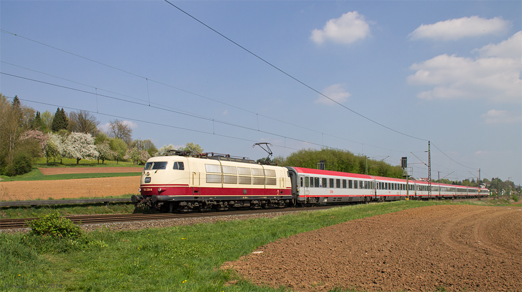 Am 13. April 2014 kam überraschend mal wieder die Frankfurter 103 235-8 auf der Filsbahn zum Einsatz. Mit IC 118 im Schlepp konnte ich sie dabei zwischen Ebersbach und Reichenbach fotografieren.