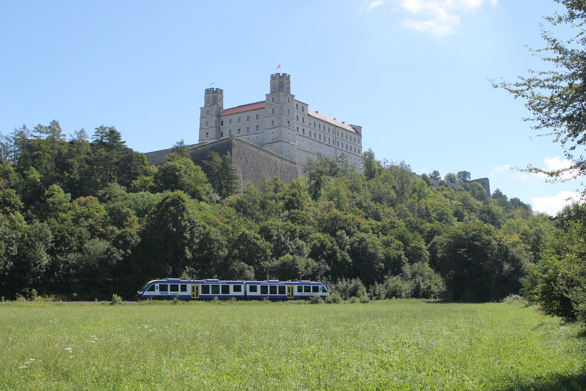 Am 13. August 2017 ist ein LINT 41 der Bayerischen Regiobahn unterhalb der Willibaldsburg bei Eichstätt auf dem Weg nach Eichstätt Bahnhof.