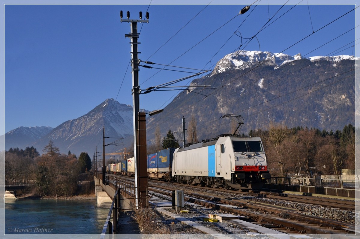 Am 13. Dezember 2013 leistete E 186 139 von Railpool Schubdienst.
Gerade hat der Zug Brixlegg in Österreich verlassen und roll gemütlich über die Inn-Brücke...
