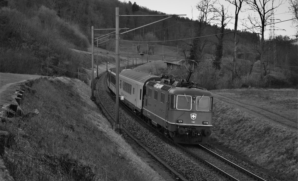 Am 13. Februar 2018 wurde ich beim Fotostellenwechsel von einem Messzug, bestehend aus der SBB Re 4/4 II 11301, dem Funkmesswagen X 60 85 99-90 108-9 und einem BDt-Stuerwagen, zwischen Pfungen und Embrach-Rorbas, überrascht.