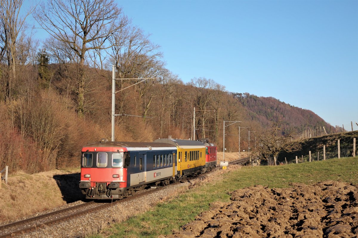 Am 13. Februar 2018 wurde ich von einem Messzug, bestehend aus der SBB Re 4/4 II 11301, dem Funkmesswagen X 60 85 99-90 108-9 und dem BDt 50 85 82-33 921-6, zwischen Pfungen und Embrach-Rorbas, überrascht. Bei der Rückfahrt von Bülach in Richtung Wintertur konnte ich den Messzug gerade noch rechtzeitig ablichten...

Der Messzug sähe beinahe wie die alte und bereits historische S41...