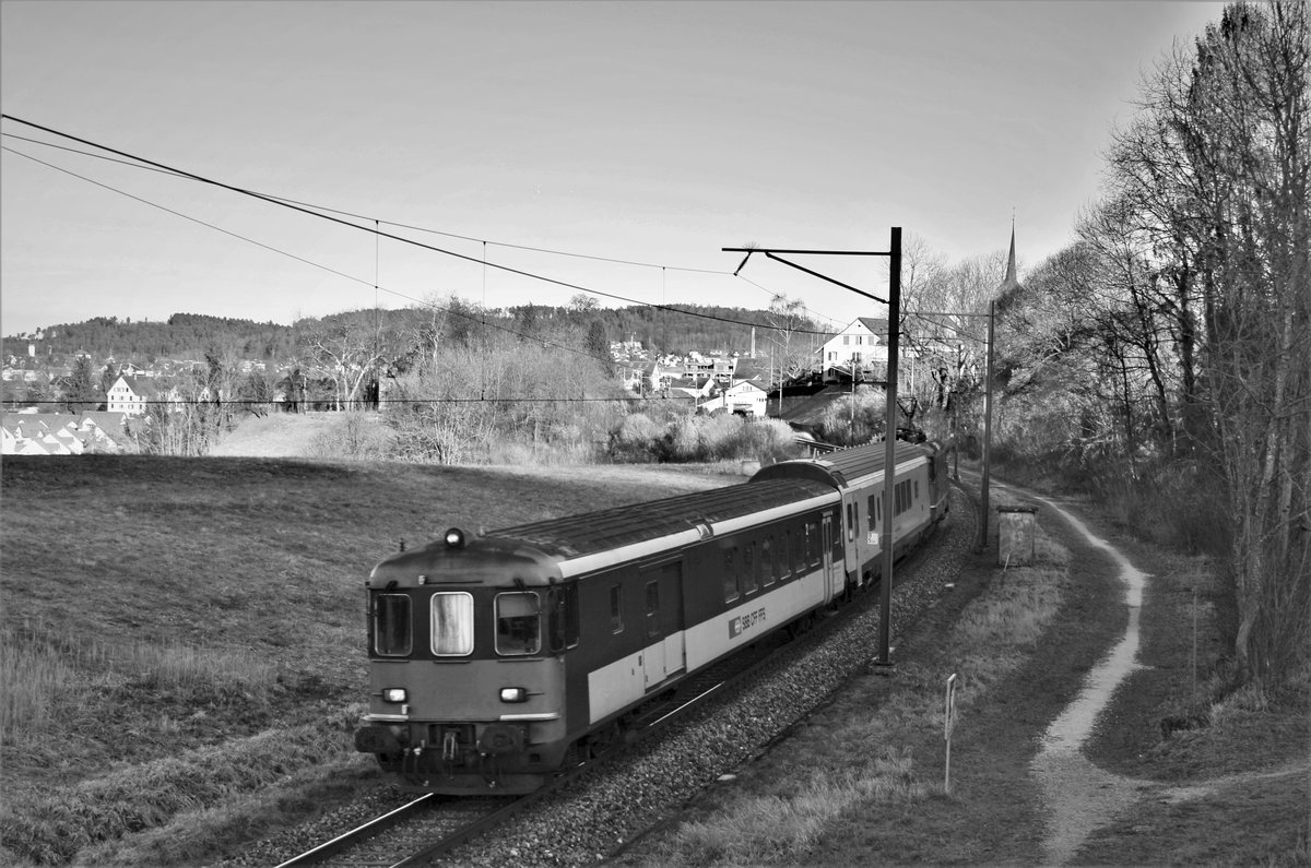 Am 13. Februar 2018 wurde ich beim Fotostellenwechsel von einem Messzug, bestehend aus der SBB Re 4/4 II 11301, dem Funkmesswagen X 60 85 99-90 108-9 und dem BDt 50 85 82-33 921-6, zwischen Pfungen und Embrach-Rorbas, überrascht.

Der Messzug sähe beinahe wie die alte und bereits historische S41...