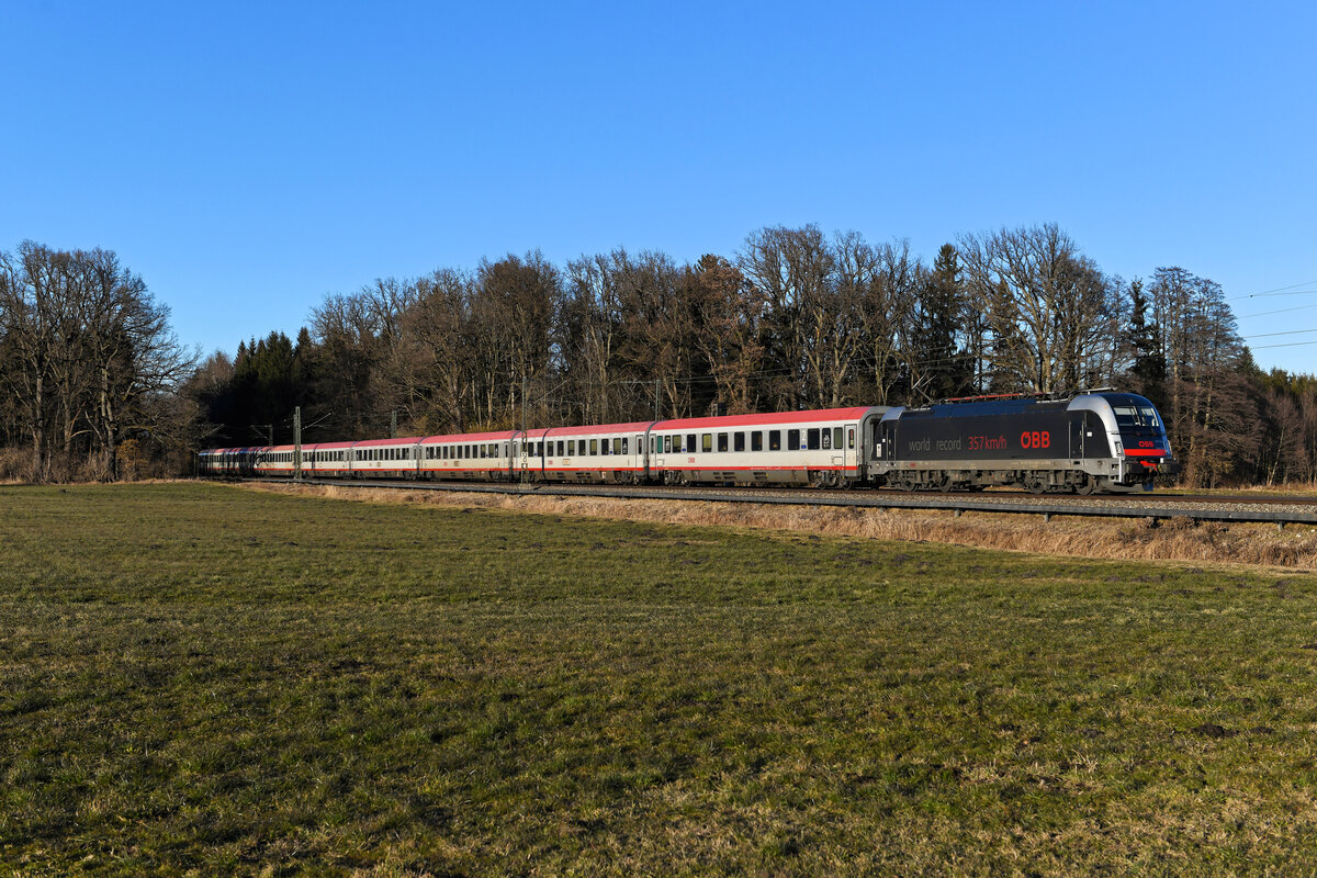 Am 13. Februar 2022 bespannte der Weltrekord-Taurus 1216.025 den EC 83 von München HBF nach Verona Porta Nuova. Bei Brannenburg im Inntal lag der internationale Schnellzug noch gut im Licht.