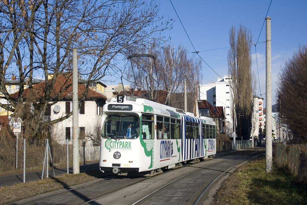 Am 13. Jänner 2012 ist TW 533 als Linie 5 nahe der Haltestelle Grazerstraße in Richtung Puntigam unterwegs.