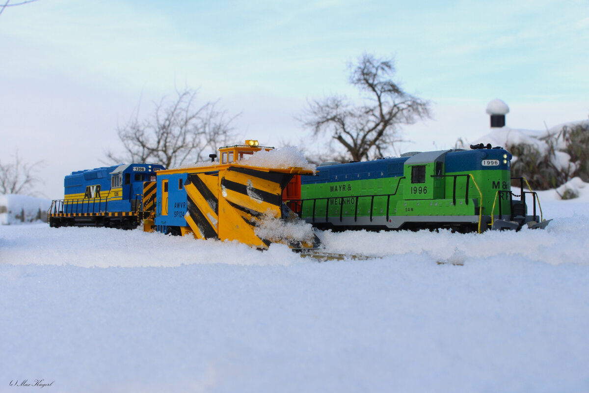 Am 13. Jänner 2024 hat es in der Gegend um Elliswood einen heftigen Schneesturm gegeben.
Die Elliswood&Shoetown Branchline wurde deshalb von der Allegheny and West Virginia Railroad in Form von der SD40-2 #1206 mit dem Russell Snowplow #124 freigeräumt um für einen reibungslosenn Betrieb zu sorgen.
Hier überholt am Morgen des 14. Jänner 2024 der Schneeräumtrupp der AWVR den Güterzug N775 nit der Mayr&Melnhof Railroad GP9 #1996 in der Ausweiche bei Glenncreek.