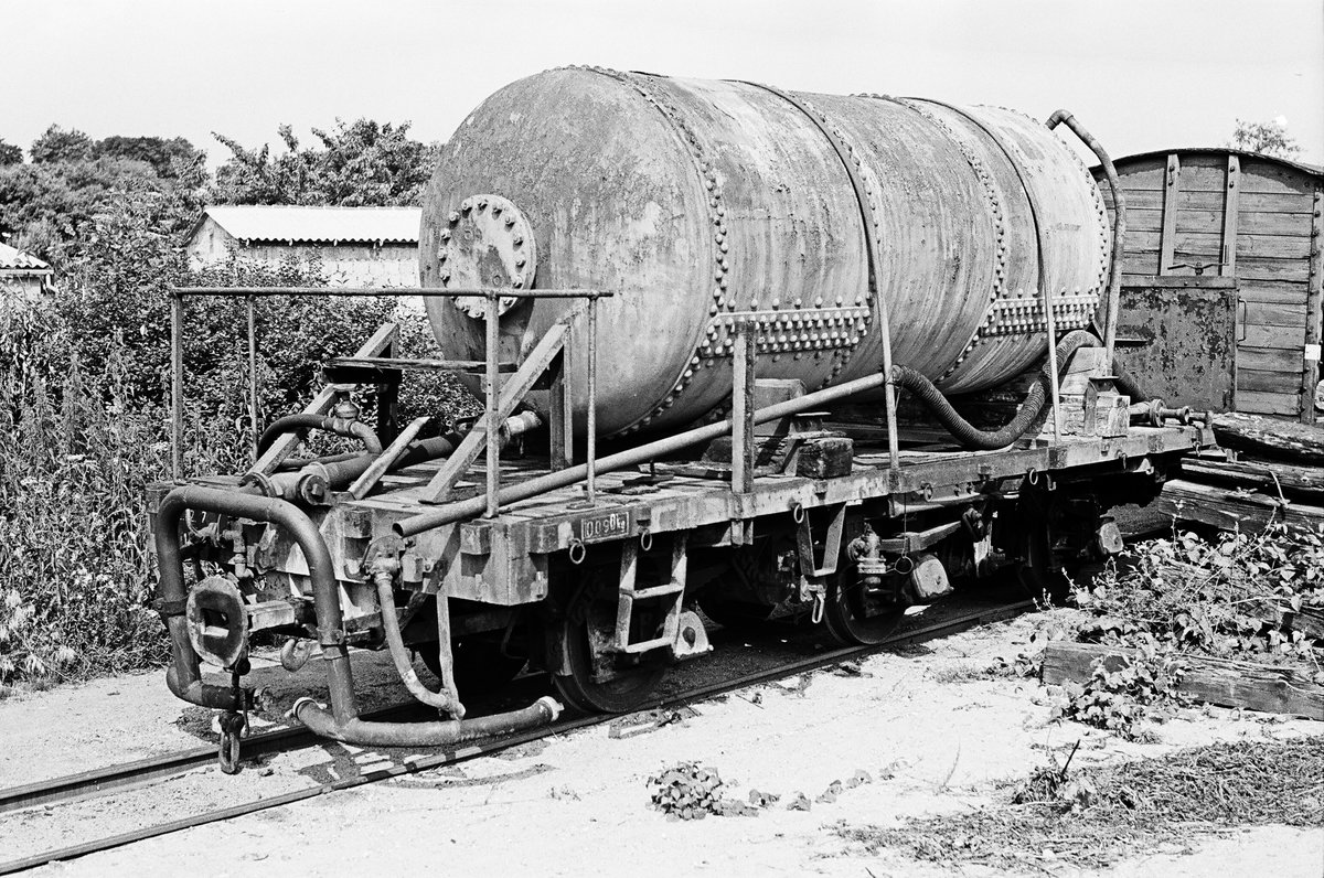 Am 13. Juli 1981 habe ich im Schmalspurteil des Bahnhofs Putbus diesen Unkrautvernichtungswagen fotografiert.