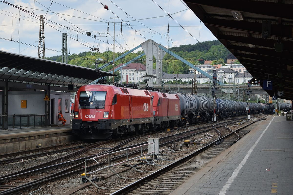 Am 13. Juli 2018 ziehen 1116 051 und eine Schwester einen Kesselwagenganzzug durch den Ulm Richtung Augsburg.