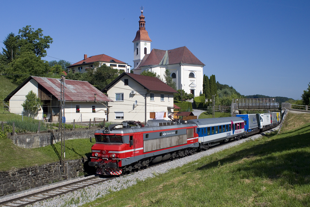 Am 13. Juni 2013 hat 363 030 mit einer rollenden Landstrae soeben die Staatsgrenze zwischen sterreich und Slowenien bei entilj passiert und fhrt in Richtung Maribor Tezno.