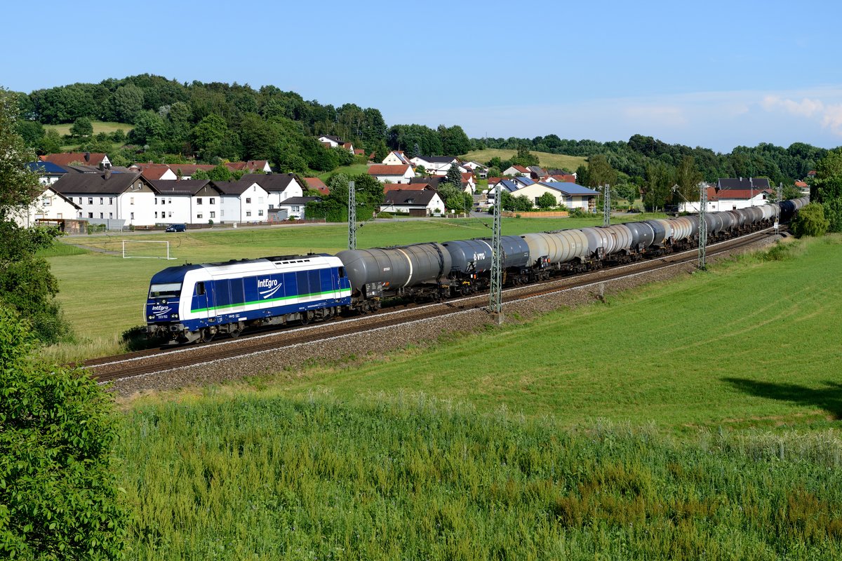 Am 13. Juni 2014 konnte diese Sonderleistung bei Jellenkofen an der KBS 930 beobachtet werden: 223 152 von IntEgro brachte einen Kesselzug von München Milbertshofen nach Cheb in Tschechien.