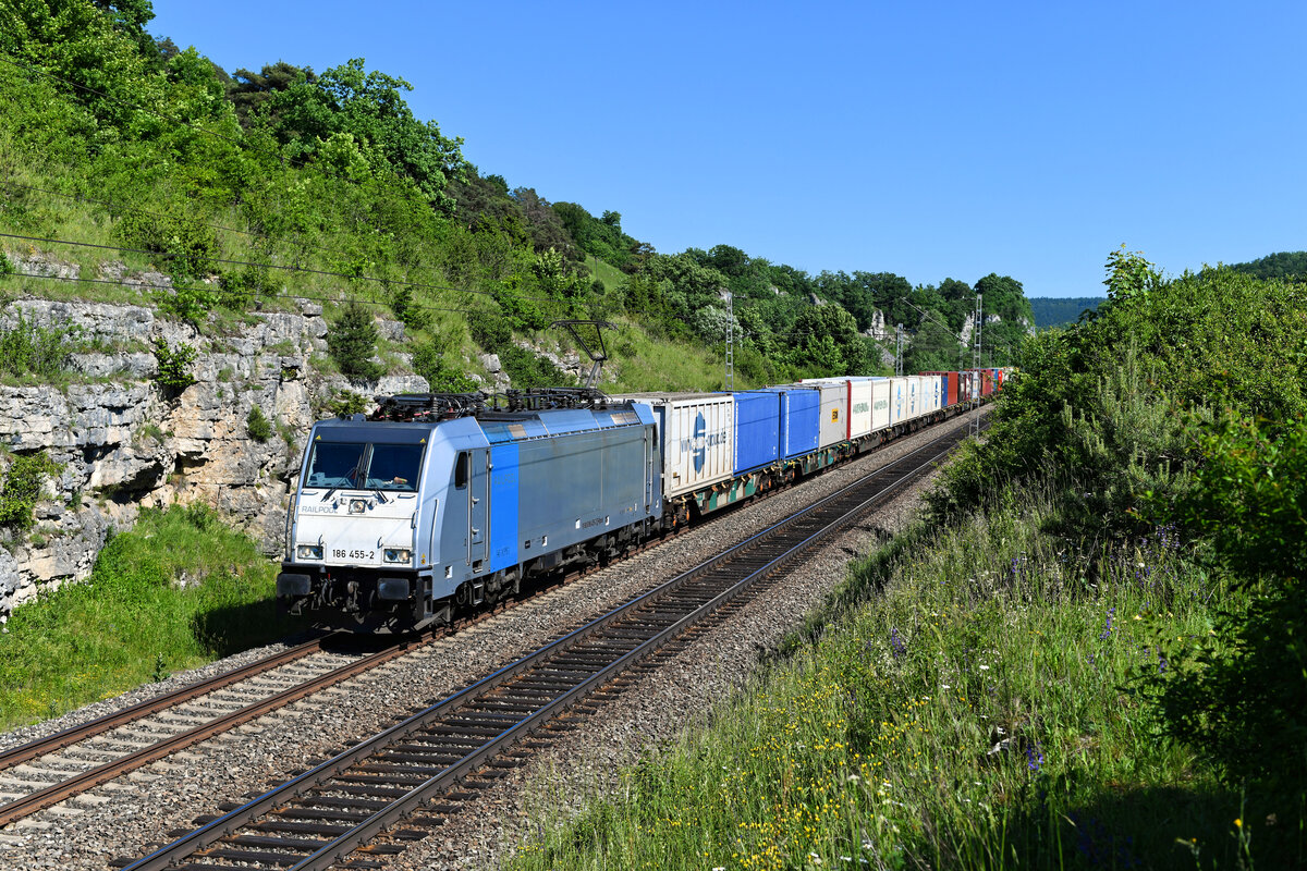 Am 13. Juni 2021 musste der DGS 40668 von Curtici nach Genk aufgrund einer Baustelle zwischen Regensburg und Nürnberg einen Umweg über das Altmühltal fahren. Der KLV-Zug wurde von der 186 455 bespannt, welche für das belgische Unternehmen Lineas im Einsatz steht. Bei Hagenacker konnte die Leistung dokumentiert werden.  