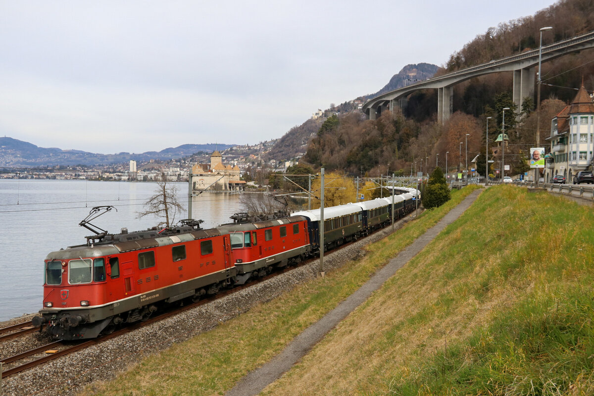 Am 13 März 2022 fuhr der Venice Simplon-Orient-Express von Vallorbe nach Domodossola. Hier durchfährt er die Fotostelle in Veytaux am Genfersee Richtung Sion. Im Hintergrund zu sehen die bekannte Burg von Chillon. 