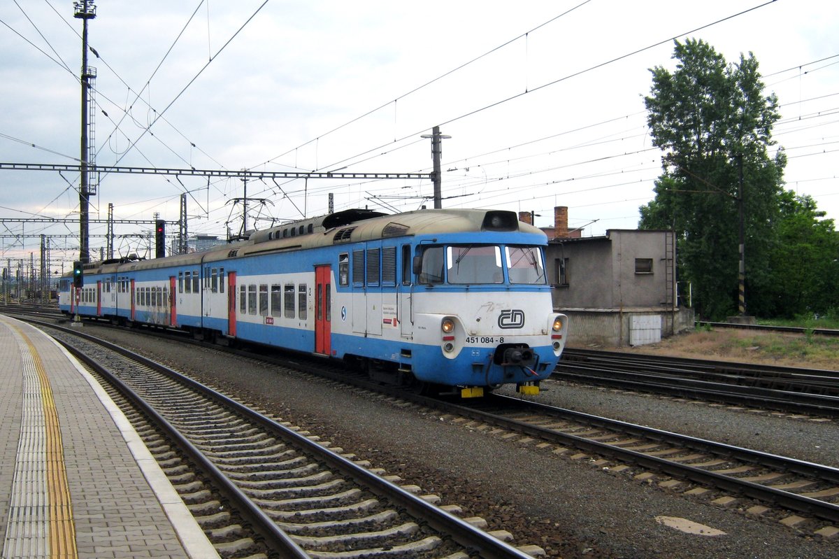 Am 13 Mai 2012 treft 450 084 mit ein S-Bahn von Praha-masarykovo nach Kolín in Praha-Liben ein.