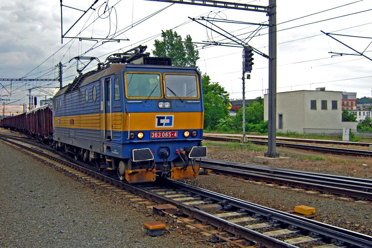 Am 13 Mai 2012 verlässt 363 065 Praha-Liben nach Kolin.