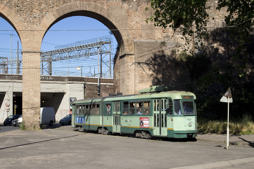 Am 13. Mai 2017 ist TW 7031 als Linie 14 in Richtung Termini unterwegs und passiert hier soeben die Porta Maggiore.

