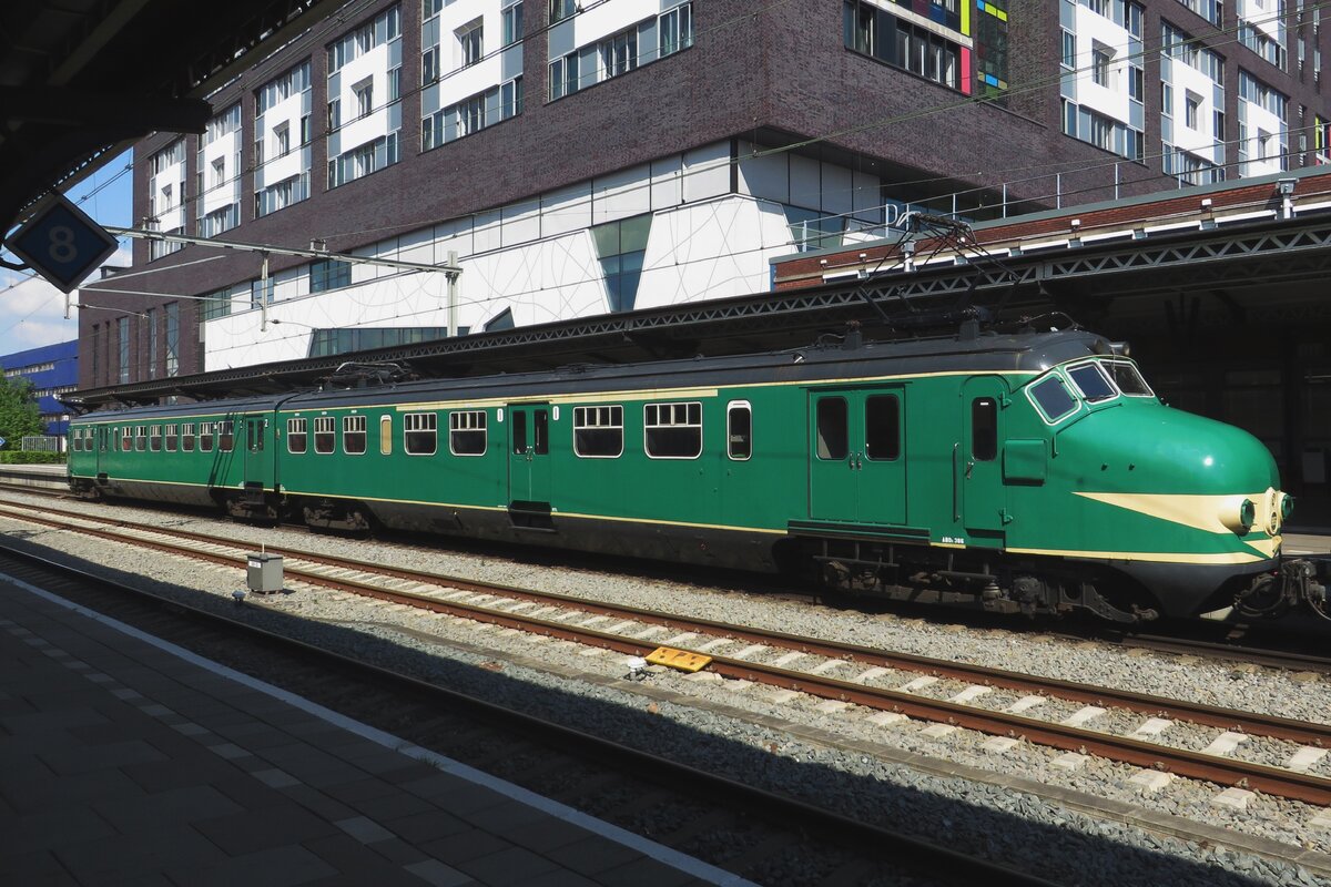 Am 13 Mai 2023 steht NSM 386 in Nijmegen mit ein Sonderzugleistung nach Utrecht.