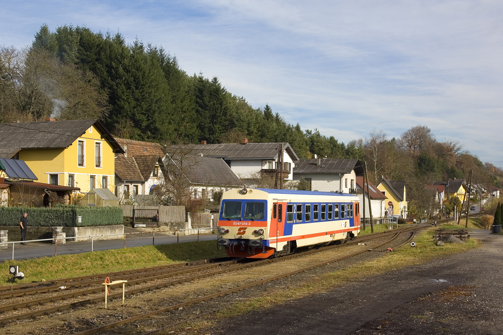 Am 13. November 2010 ist 5047 015 als SZ 16380 unterwegs und erreicht soeben den Bahnhof Persenbeug. 