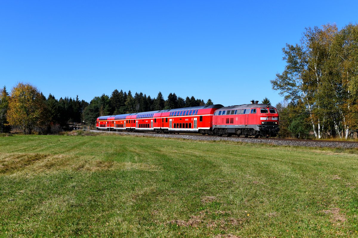 Am 13. Oktober 2018 konnte ich die bestens gepflegte 218 424 mit ihrem RE 57508 von München HBF und Füssen kurz vor Erreichen des Endbahnhofes fotografieren. 