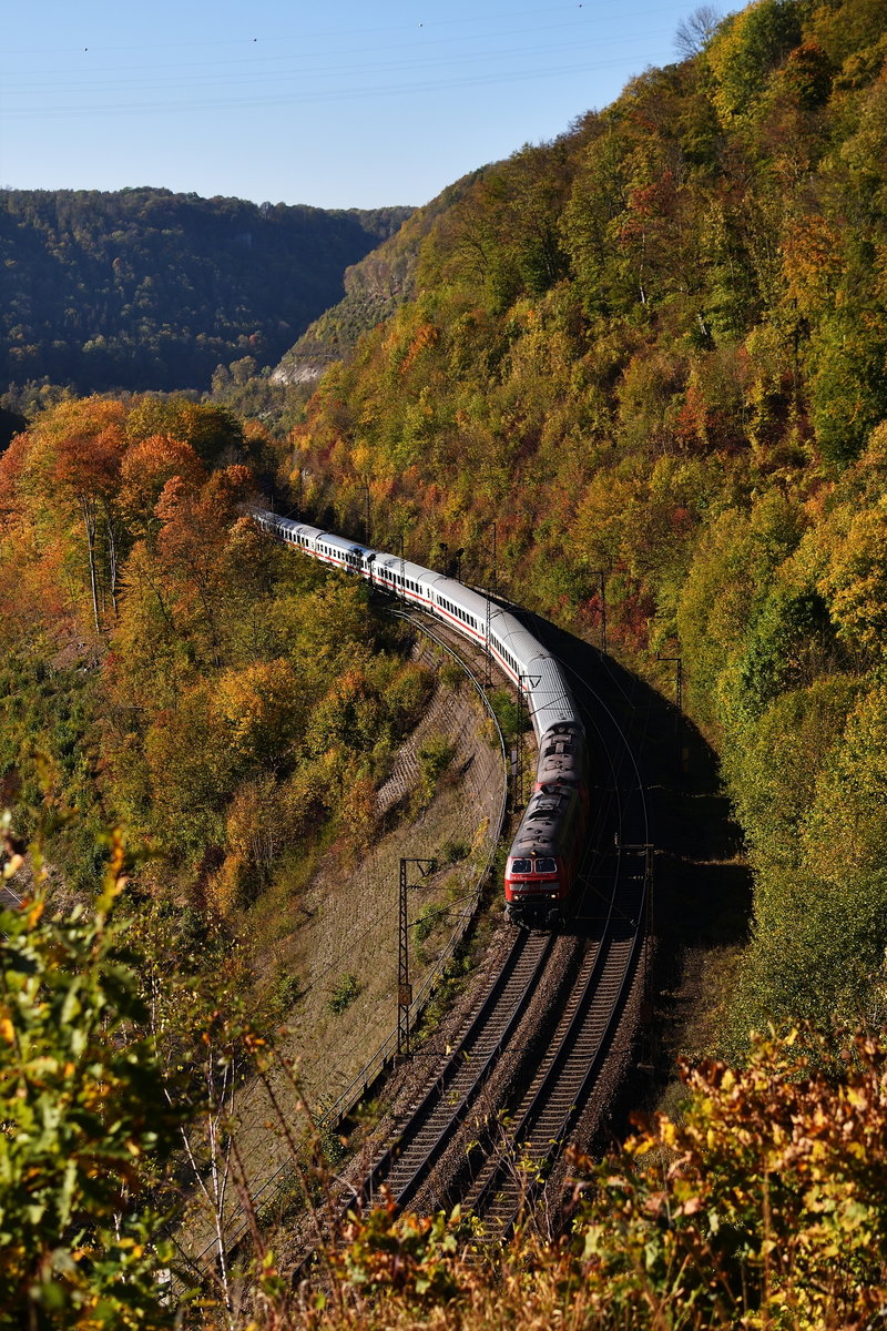 Am 13. Oktober 2018 zieht 218 476 zusammen mit einer Schwester IC 2013 die Geislinger Steige hinauf.