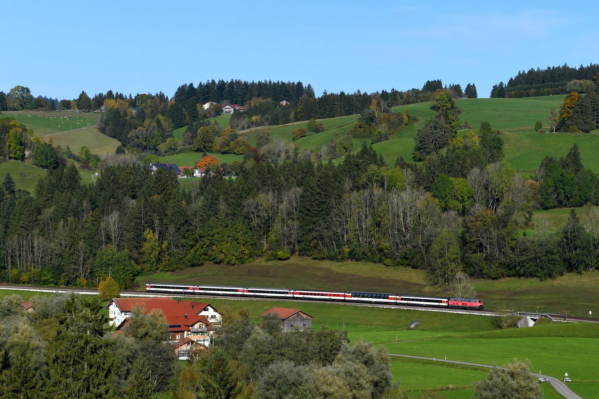 Am 13. Oktober 2019 wendete 218 465 in Lindau auf den EC 195 nach München HBF. Der Sechs-Wagen-Zug mit nur einer Lok passte genau in den für das Bild vorgesehenen Streckenabschnitt bei Unterthalhofen. 