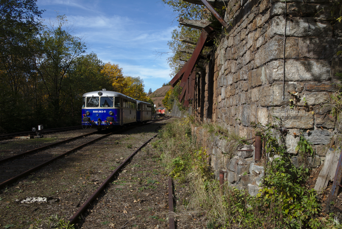 Am 13. Oktober warten im Bahnhof Erzberg die Schienenbusse 5081.562 und 5081.563 auf die Rückfahrt nach Vordernberg.