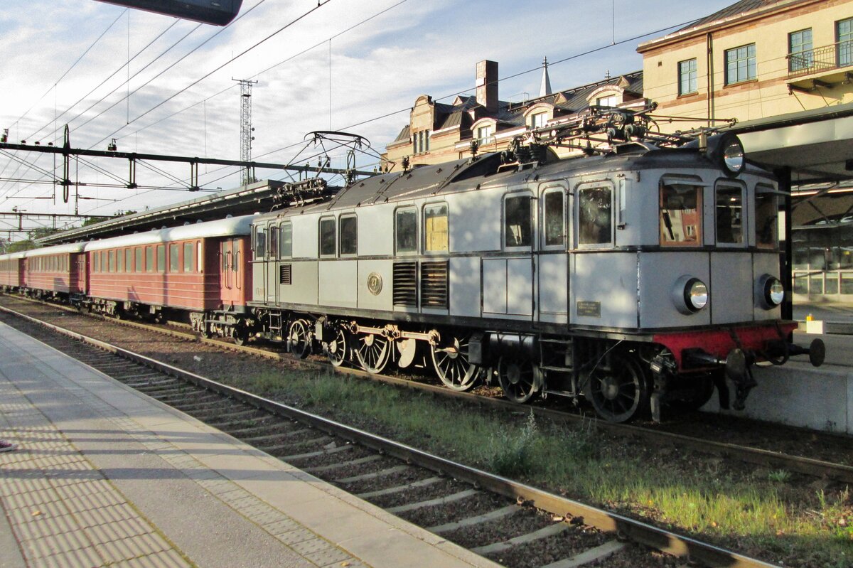 Am 13 September 2015, um 07;20, treft ein Sonderzug mit Pa 27 in Gävle ein. Pa27 ist die alteste behaltener Schwedische Elektrolok.