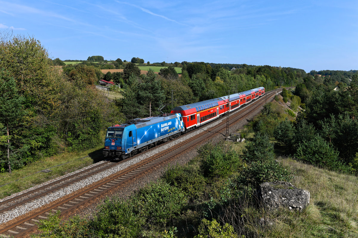 Am 13. September 2020 konnte ich die  Bahnland Bayern  146 246 mit dem RE 4858 nach Nürnberg HBF beim Überqueren der Stützmauer bei Laaber aufnehmen. 