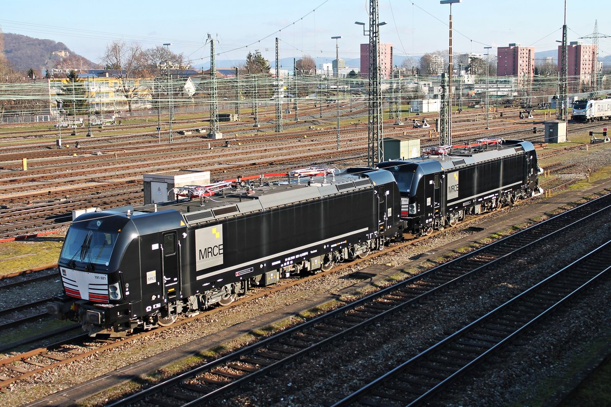 Am 13.02.2018 stand MRCE 191 021 (ex. 5 170 020) zusammen mit der MRCE 191 022 (ex. 5 170 021) abgestellt im südlichen Vorfeld vom Badischen Bahnhof von Basel und warteten dort auf ihre Überführung weiter nach Italien.