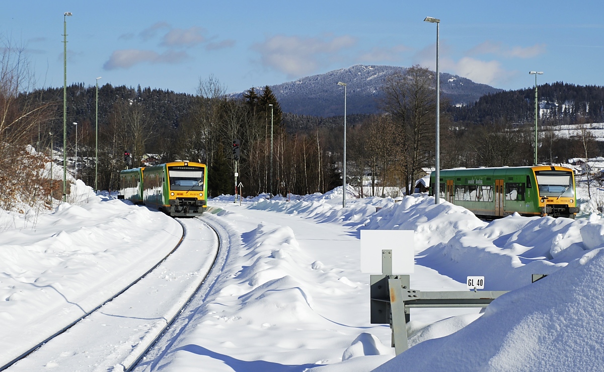 Am 13.02.2019 kommen 650 657 und ein weiterer 650 der Waldbahn auf der Fahrt von Bayerisch Eisenstein nach Plattling in Zwiesel an, rechts ist 650 656 als Verstärker abgestellt