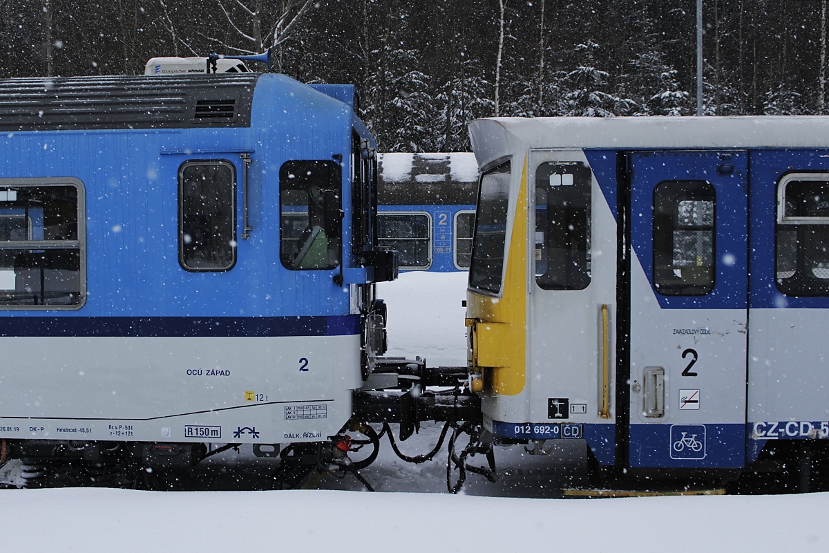 Am 13.02.2019 war 842 029-1 mit dem Beiwagen 012 692-0 gekuppelt, dahinter ein Reisezugwagen der CD im verschneiten Bahnhof Zelesna Ruda-Alzbetin/Bayerisch Eisenstein