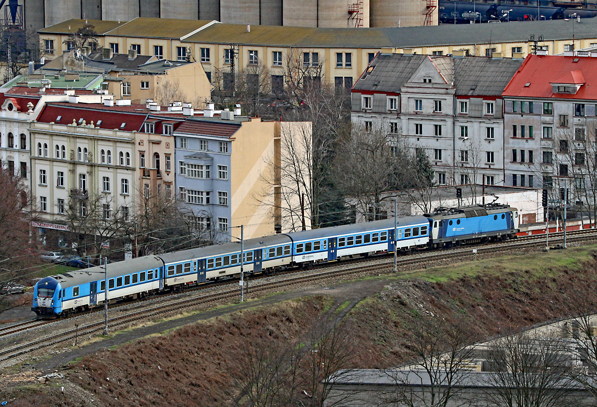 
Am 13.02.2020 schiebt 163 073 ihren Regionalzug 6408 aus Lysá nad Labem kommend nach Ústí nad Labem západ, was auch 
der Endbahnhof dieses Zuglaufes ist und überquert gleich die Elbe. Die Fahrten auf der rechten Elbseite werden 
in Richtung Norden in der Regel geschoben.