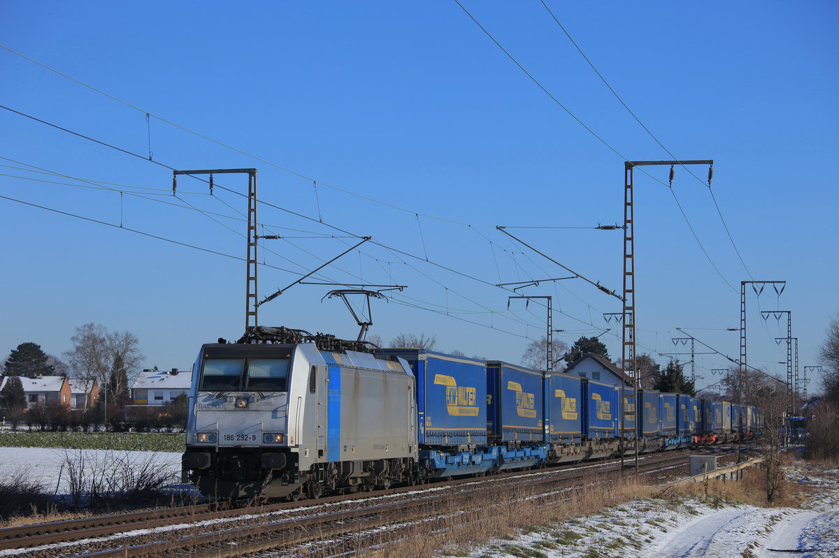 Am 13.02.2021 zog Railpool 186 2952 einen Walter KLV richtung Aachen durch Wickrath. 