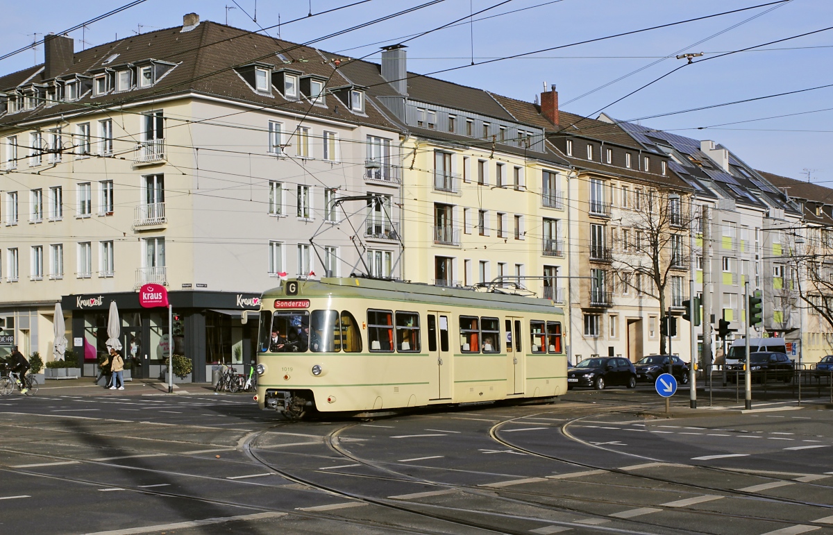 Am 13.02.2022 führte der Historische Straßenbahn Köln e. V. Wartungs- und Ausbildungsfahrten mit dem historischen Triebwagen 1019 durch. Auf dieser Aufnahme biegt er auf der Fahrt vom Neumarkt nach Junkersdorf von der Aachener Straße in den Stadtwaldgürtel ab.