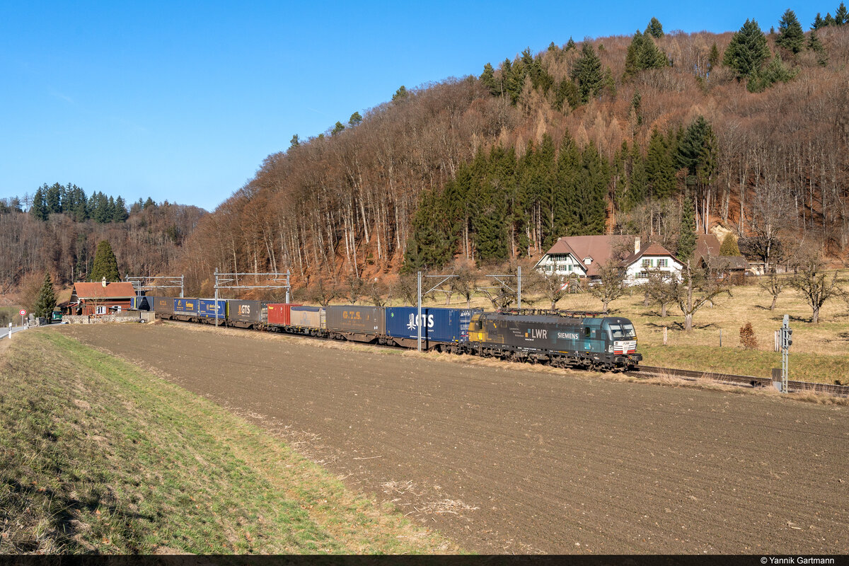Am 13.02.2022 ist LWR X4E 717 unterwegs mit einem Güterzug von Zeebrugge-Ramskapelle nach Piacenza und konnte kurz vor dem Bahnhof Burgdorf aufgenommen werden