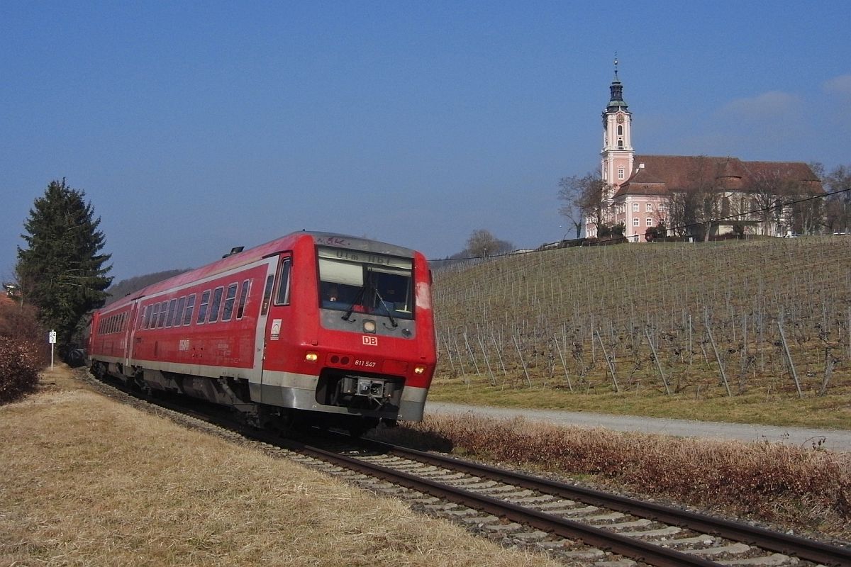 Am 13.03.2012 passiert 611 547 als IRE 3353 von Basel nach Ulm unterhalb der Wallfahrtskirche Birnau den ehemaligen Haltepunkt Birnau-Maurach.