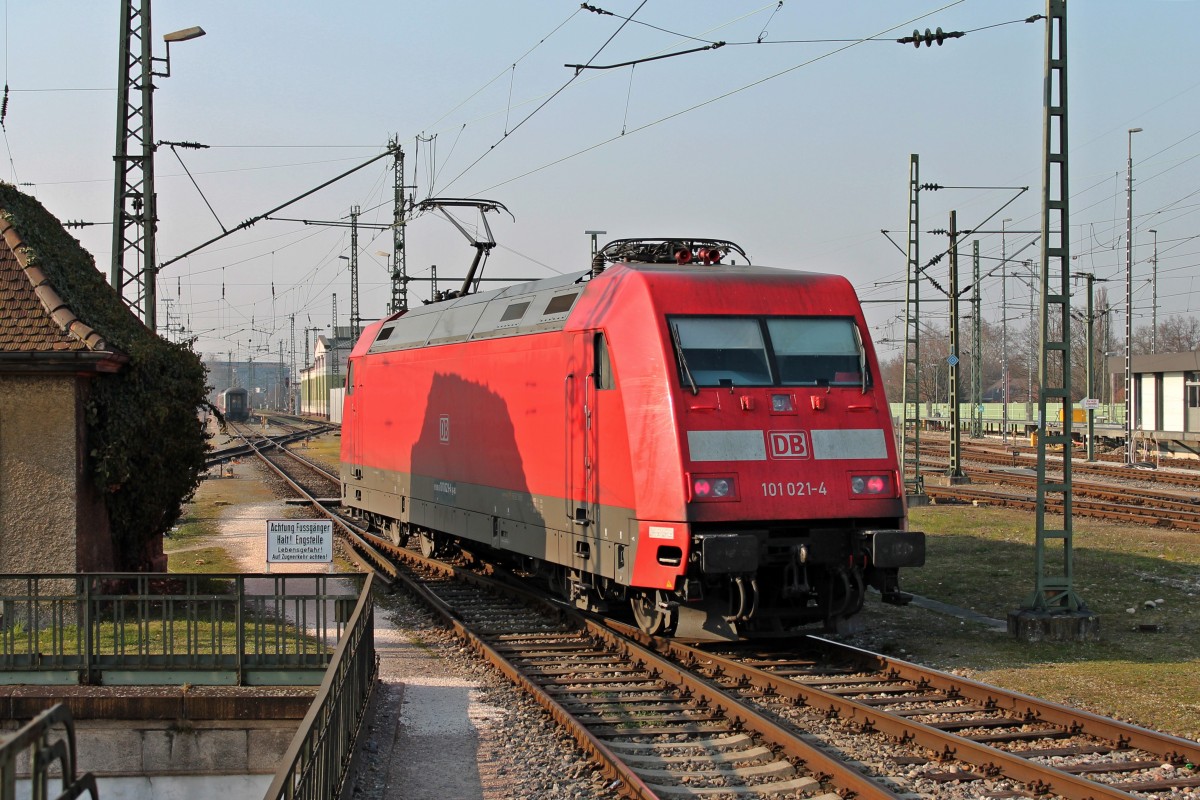 Am 13.03.2014 fuhr die Hamburger 101 021-4 als Tfzf durch Basel Bad Bf zur Abstellung. Sie brachte zuvor den EC 9 (Hamburg-Altona - Zürich HB) nach Basel SBB.