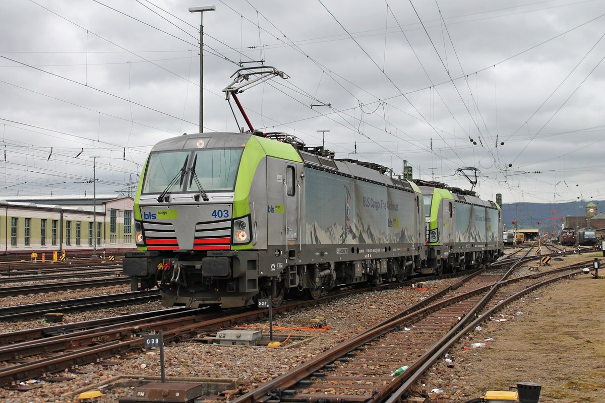 Am 13.03.2018 rangiert Re 475 403 zusammen mit ihrer Schwester Re 475 402 aus dem BLSC-Abstellbereich im Badischen Bahnhof von Basel ins nördliche Vorfeld.