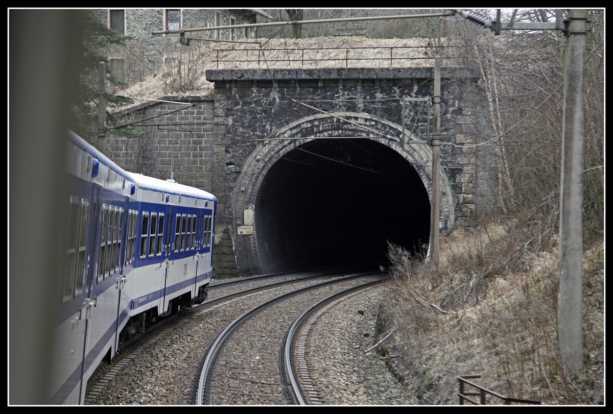 Am 13.03.2019 wurde beim Regionalverkehr über den Semmering der planmäßige Talenttriebwagen durch einen Altbautriebwagen der Reihe 4020 ersetzt. So hatte man an diesem Tag ausnahmweise die Gelegenheit die Fahrt über den Zauberberg bei geöffneten Fenster zu geniesen. Bild : Einfahrt in den Geyereggger Tunnel.